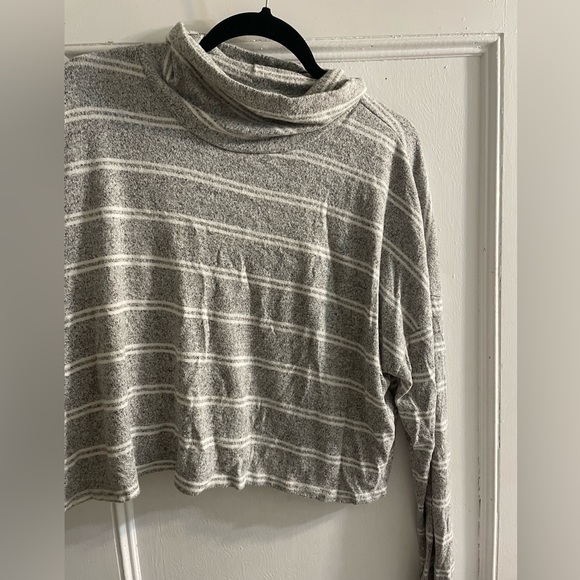 Cropped Mock Neck Top - Picture 3 of 3